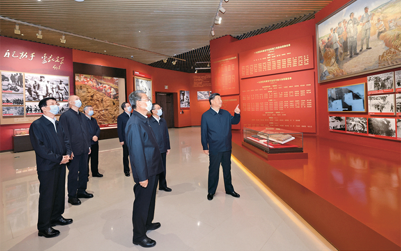 2022年10月27日,中共中央总书记、国家主席、中央军委主席习近平带领中共中央政治局常委李强、赵乐际、王沪宁、蔡奇、丁薛祥、李希,瞻仰延安革命纪念地。这是习近平等在延安革命纪念馆,参观《伟大历程——中共中央在延安十三年历史陈列》。 新华社记者 鞠鹏/摄